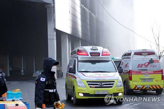 (평택=연합뉴스)  6일 오후 경기도 평택시 청북읍의 한 건물 신축공사 현장 화재로 실종됐던 소방관들을 실은 구급차가 현장을 빠져나오고 있다. 2022.1.6