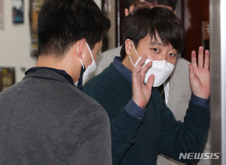 [서울=뉴시스] 이준석 국민의힘 대표가 6일 오후 서울 여의도 국회에서 발언을 마친 뒤 당대표실로 들어가고 있다. (공동취재사진) 2022.01.06.