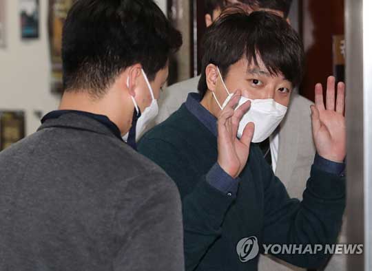 (서울=연합뉴스) 국민의힘 이준석 대표가 6일 오후 서울 여의도 국회 당대표실 앞에서 취재진의 질문에 답변한 뒤 대표실로 들어가고 있다. 2022.1.6 [국회사진기자단]