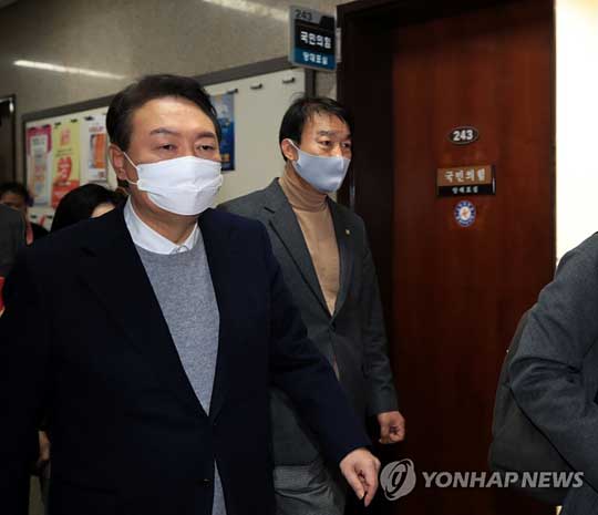 (서울=연합뉴스) 국민의힘 윤석열 대선 후보가 6일 국회 본청에서 열린 국민의힘 의원총회 참석을 마치고 이준석 당대표가 머물고 있는 당대표실 앞을 지나가고 있다. 이 대표는 의원총회에 불참했다. 2022.1.6 [국회사진기자단]