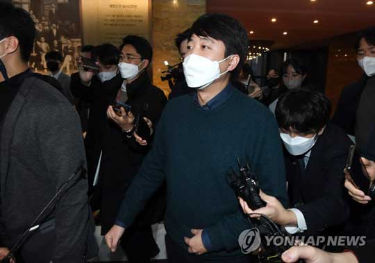 (서울=연합뉴스) 국민의힘 이준석 대표가 6일 오후 국회에서 열린 의원총회에 참석하고 있다. 2022.1.6 [국회사진기자단]