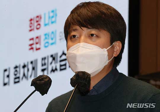 [서울=뉴시스] 이준석 국민의힘 대표가 6일 오후 서울 여의도 국회에서 열린 의원총회에서 발언하고 있다. (공동취재사진) 2022.01.06.