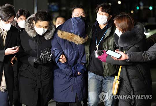 (서울=연합뉴스) 경찰은 회삿돈 1천880억원을 빼돌린 혐의를 받는 오스템임플란트 직원 이 모(45) 씨를 5일 검거했다고 밝혔다. 사진은 이 모 씨가 6일 오전 서울 강서경찰서로 들어서는 모습. 2022.1.6