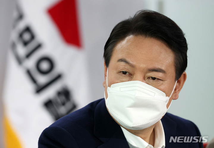 [서울=뉴시스] 국회사진기자단 = 윤석열 국민의힘 대선 후보가 6일 오후 서울 여의도 당사에서 열린 청년보좌역들과의 간담회에서 질문에 답변하고 있다. 2022.01.06.
