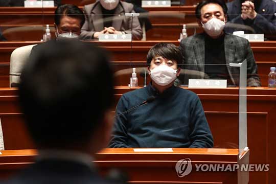 (서울=연합뉴스) 국민의힘 이준석 대표가 6일 오후 국회에서 열린 의원총회에서 김기현 원내대표의 발언을 듣고 있다. 2022.1.6 [국회사진기자단]