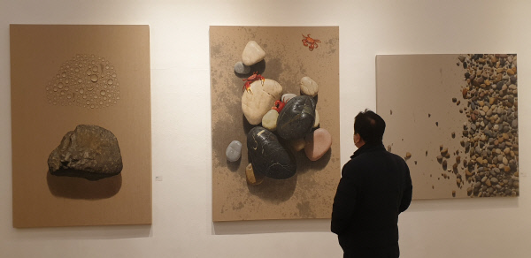 수집가인 이만희 미래에셋캐피탈 사장이 윤위동의 작품을 보며 “이게 과연 그림인가 싶을 정도로 실감난다”며 놀라워 했다.