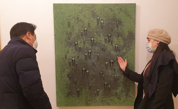 정유진(오른쪽) 유진갤러리 대표가 유충목- 윤위동 작가의 협업 작품에 대해 설명하는 것을 수집가인 이만희 미래에셋캐피탈 사장이 주의 깊게 듣고 있다.