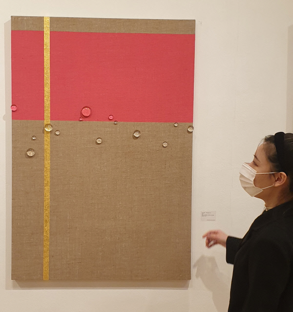 최지희 유진갤러리 큐레이터는 “유충목의 작품은 유리 구슬의 3차원을 구현하고 전통 오방색을 현대적으로 재현했다”고 설명했다.