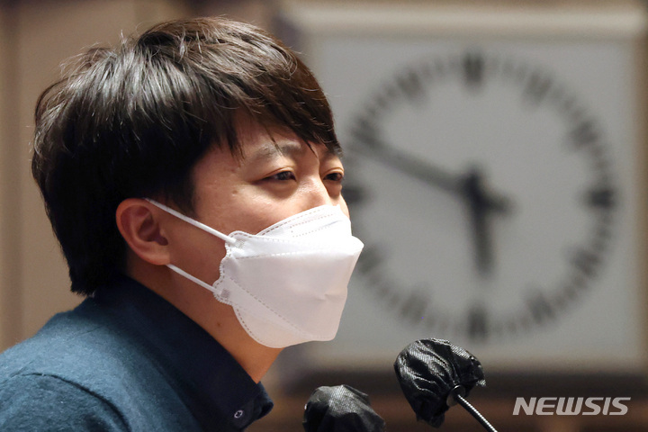 [서울=뉴시스] 이준석 국민의힘 대표가 6일 오후 서울 여의도 국회에서 열린 의원총회에서 발언하고 있다. (공동취재사진) 2022.01.06.