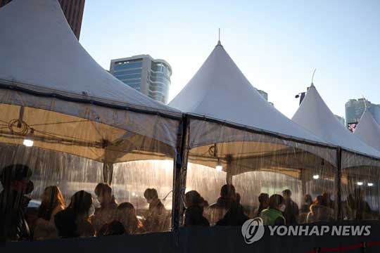 (서울=연합뉴스) 6일 오전 서울역 코로나19 임시 선별검사소를 찾은 시민들이 검사를 받기 위해 줄을 서서 기다리고 있다. 2022.1.6