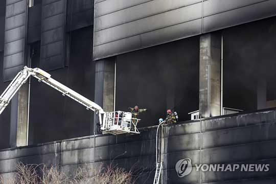 (평택=연합뉴스) 6일 오후 경기도 평택시의 한 신축 공사장 화재 현장에서 소방관이 진화 작업을 하고 있다. 2022.1.6