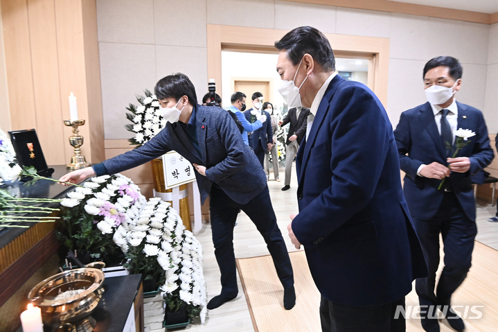 [평택=뉴시스] 국민의힘 윤석열 대선 후보와 이준석 대표가 6일 오후 경기도 평택 제일장례식장에 마련된 고 이형석 소방경의 빈소를 찾아 조문하고 있다. 2022.01.06.