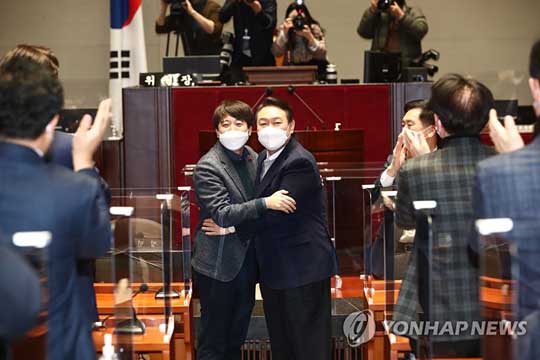 (서울=연합뉴스) 윤석열 대선 후보와 국민의힘 이준석 대표가 6일 국회에서 열린 의원총회에서 포옹하고 있다. 2022.1.6 [국회사진기자단]