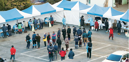 부산 서구보건소 관계자들이 7일 오전 집단감염이 발생한 부산공동어시장에 임시선별검사소를 설치해 종사자들을 대상으로 코로나19 검사를 진행하고 있다.  뉴시스