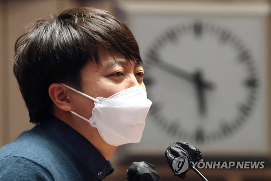 (서울=연합뉴스) 국민의힘 이준석 대표가 6일 오후 국회에서 열린 의원총회에서 발언하고 있다. 2022.1.6 [국회사진기자단]