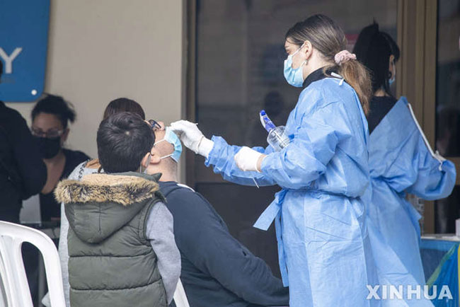 [니코시아=신화/뉴시스] 29일(현지시간) 키프로스 니코시아에서 한 남성이 코로나19 신속 검사를 받고 있다. 키프로스 보건당국은 코로나19 확진자 수가 사상 최고치를 기록하면서 새로운 규제를 발표했다. 이에 따라 30일부터 부스터 샷을 접종한 사람을 제외한 모든 사람은 유흥가, 댄스 클럽, 결혼식 피로연과 같은 ‘높은 위험성’의  장소에 입장하려면 직전 24시간 이내에 받은 코로나19 음성 결과를 제시해야 한다. 이들 장소의 최대 수용 인원도 300명으로 제한됐다. 2021.12.30.