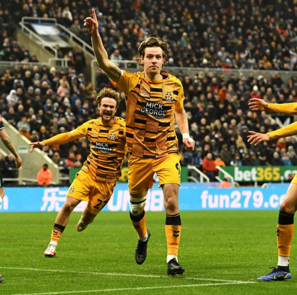 케임브리지 유나이티드의 조 아이언사이드(사진 가운데)가 9일(한국시간) 영국 뉴캐슬의 세인트 제임스 파크에서 열린 뉴캐슬 유나이티드와의 FA컵 3라운드에서 후반 11분 결승골을 넣고 환호하고 있다.  케임브리지 유나이티드 인스타그램 캡처