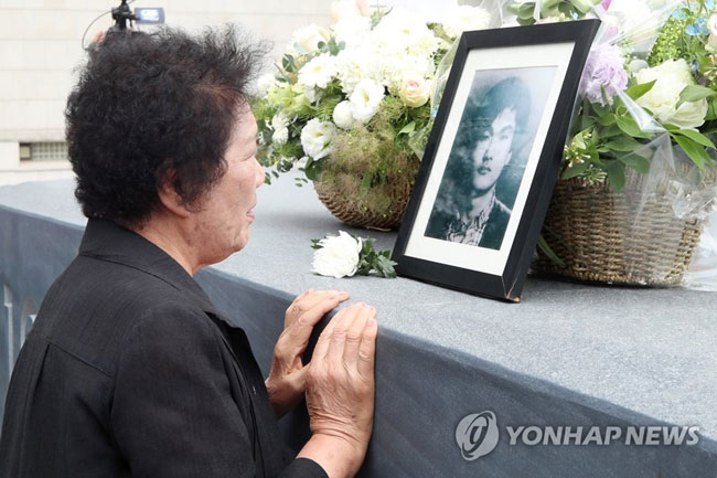 (서울=연합뉴스) 진연수 기자 = 지난 2019년 6월 7일 오후 서울 서대문구 연세대학교 한열동산에서 열린 제32회 이한열 열사 추모식에 참석한 이한열 열사의 어머니 배은심 여사가 추모비에 헌화하고 있다. 2019.6.7