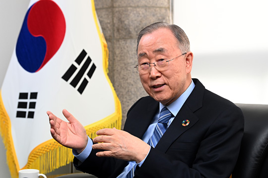 반기문 전 유엔 사무총장이 지난 5일 서울 종로구 ‘보다나은미래를위한 반기문 재단’ 사무실에서 인터뷰하며 “대선 후보 중 세계 10위 경제 규모에 맞는 글로벌 리더가 보이지 않는다”고 말하고 있다.