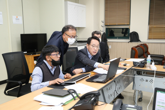 김헌영(왼쪽 세 번째) 강원대 총장이 졸업생들의 취업현황을 살피고 있다.