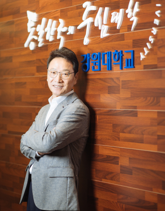 김헌영 강원대 총장이 대학 본부 집무실 앞에서 통일 한국의 중심대학으로 발전하기 위한 계획과 비전을 설명하며 환하게 웃고 있다. 강원대 제공