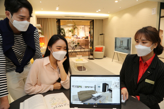 한샘디자인파크 매장에서 한샘리하우스 직원이 ‘홈플래너2.0’ 프로그램을 이용해 3D 설계 상담을 하고 있다.  한샘 제공