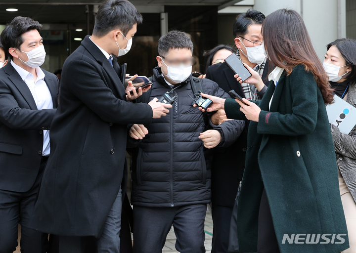 [서울=뉴시스] 대장동 개발 특혜·비리 의혹 사건 첫 공판이 열린 10일 오후 서울 서초구 서울중앙지방법원에서 정영학 회계사가 공판이 끝난 뒤 청사를 떠나고 있다. (공동취재사진) 2022.01.10.