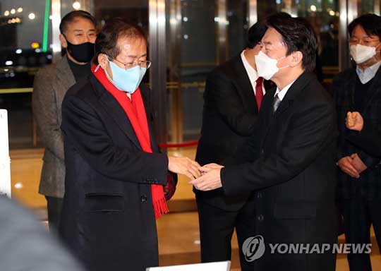 (대구=연합뉴스) 국민의당 안철수 대선 후보가 지난 3일 대구 북구 엑스코 인터불고 호텔에서 국민의힘 홍준표 의원과 만나 인사하고 있다. 둘은 이날 2022 대구·경북 신년교례회 참석차 현장을 찾았다가 만났다. 2022.1.3