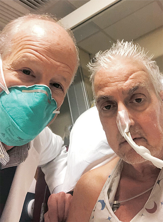 미국 메릴랜드 의과대 병실에서 세계 최초로 유전자 조작 돼지의 심장을 이식받고 회복 중인 데이비드 베넷(오른쪽)이 이식 수술을 받은 지 3일째인 10일 수술을 집도한 바틀리 P 그리피스 박사와 나란히 카메라를 응시하고 있다. EPA 연합뉴스