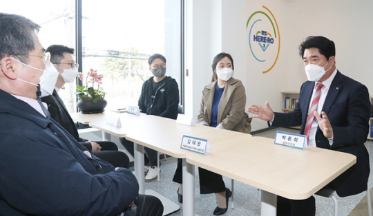 지난해 3월 박준희(오른쪽 첫 번째) 관악구청장이 신림로 117에 조성된 청년 창업 지원시설 ‘창업 히어로3’을 찾아 기업인들에게 구의 지원 정책을 설명하고 있다.  관악구청 제공