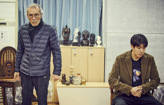 연극 ‘라스트 세션’에서 프로이트 역을 맡은 오영수(왼쪽)가 지난달 서울 종로구 대학로의 한 연습실에서 C S 루이스 역의 이상윤과 대사 호흡을 맞추고 있다.  파크컴퍼니 제공