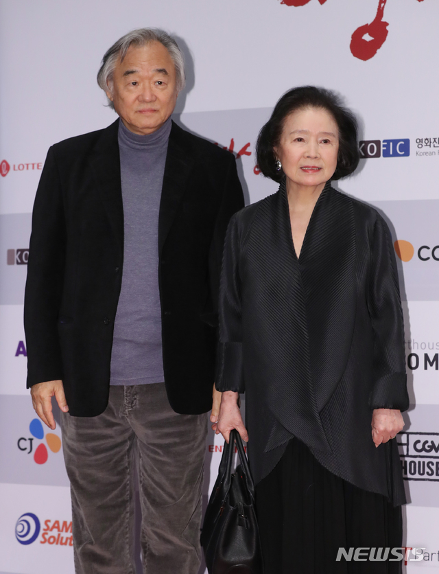 [서울=뉴시스] 한국영화평론가협회 주최 제38회 영평상 시상식이 열린 지난 2018년 11월 서울 중구 프레스센터에서 공로영화인상 수상자인 배우 윤정희와 남편인 피아니스트 백건우가 함께 입장하고 있다. (사진=뉴시스 DB).