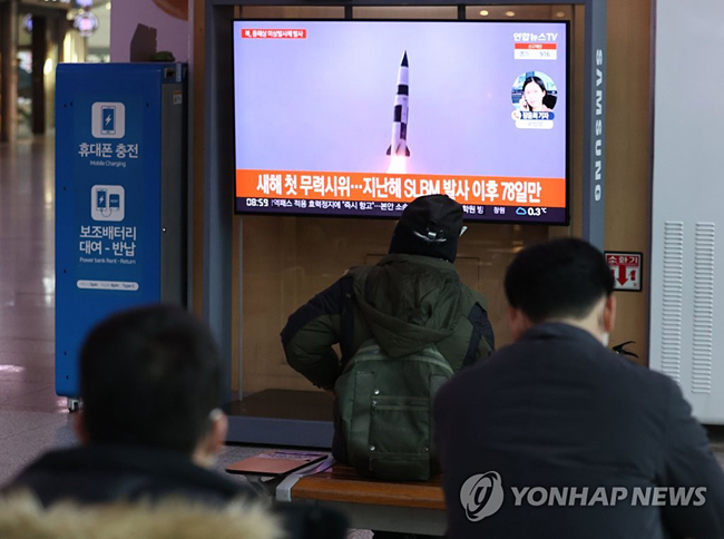 (서울=연합뉴스) 류영석 기자 = 5일 오전 서울역에서 시민들이 북한 발사체 관련 뉴스를 지켜보고 있다.합동참모본부는 이날 오전 북한이 내륙서 동해상으로 미상발사체를 발사했다고 밝혔다. 2022.1.5