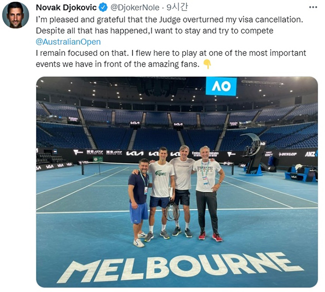 호주오픈 경기장에서 사진 촬영한 노박 조코비치. (사진 = 조코비치 트위터 캡처)