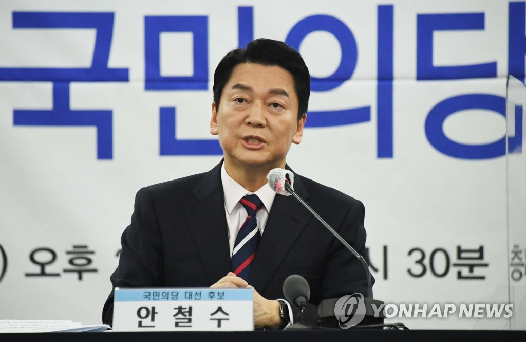 (서울=연합뉴스) 국민의당 안철수 대선 후보가 11일 오후 서울 중구 한국프레스센터에서 열린 한국기자협회 초청토론회에서 패널들의 질문에 답변하고 있다. 2022.1.11 [국회사진기자단]
