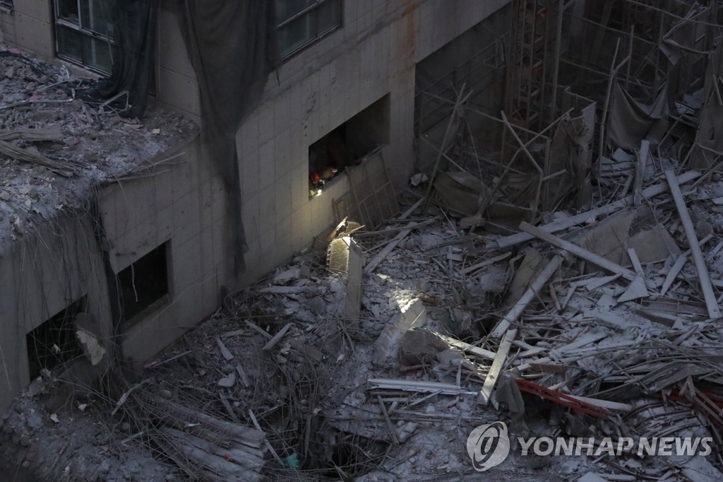 (광주=연합뉴스) 11일 신축 공사 중 외벽이 무너진 광주 고층아파트 현장에서 구조대가 실종자를 수색하고 있다. 2022.1.11