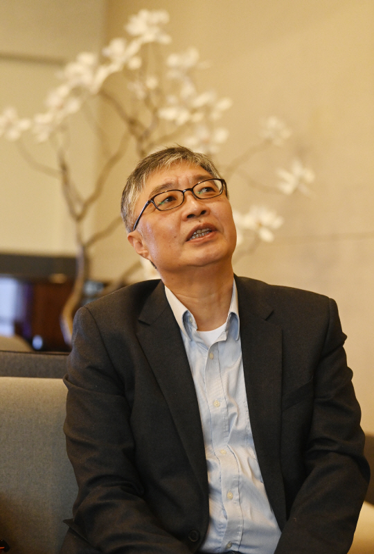 사회비평서 ‘슬기로운 좌파 생활’ 출간을 앞둔 우석훈 성결대 교수가 10일 서울 종로구의 한 카페에서 문재인 정부에 대한 평가와 젠더 갈등 해법을 얘기하고 있다.