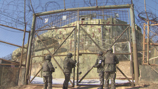22사단 장병들이 비무장지대(DMZ) 내 ‘보존 감시초소(GP)’ 앞 철문을 점검하고 있다. ‘보존 GP’란 남북한이 2018년 9·19 남북군사합의 후 각각 DMZ 내 GP 11개를 철거한 뒤 각각 1개씩 빈 건물만 남겨둔 곳이다. 문화재청 제공