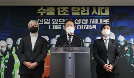 이재명(가운데) 더불어민주당 대선 후보가 12일 오전 서울 서초구 한국산업기술진흥협회에서 산업 분야 정책 공약 발표를 하고 있다.  국회사진기자단