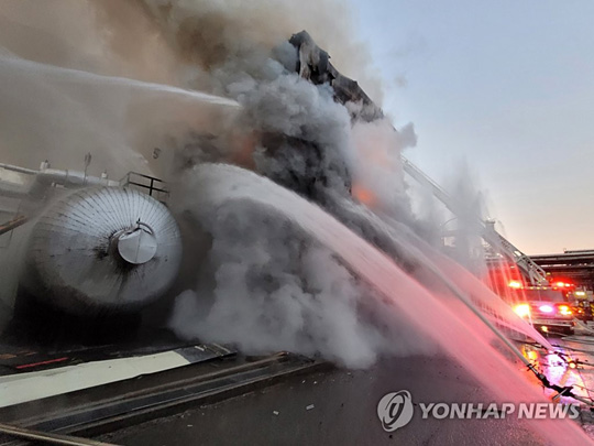 (울산=연합뉴스) 12일 오전 SK에너지 울산공장 에너지저장장치(ESS)에서 화재가 발생해 소방당국이 진압작업을 벌이고 있다. 2022.1.12 [울산소방본부 제공. 재판매 및 DB 금지]