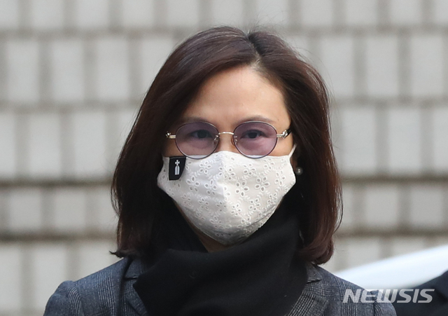 [서울=뉴시스] 자녀 입시비리와 사모펀드 투자 의혹 등으로 기소된 조국 전 법무부 장관의 배우자 정경심 전 동양대학교 교수가 지난 2020년 11월5일 오전 서울 서초구 서울중앙지방법원에서 열린 결심 공판에 출석하기 위해 법정으로 향하고 있다. 2020.11.05.