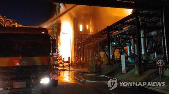 (울산=연합뉴스) 12일 오전 SK에너지 울산공장 에너지저장장치(ESS)에서 화재가 발생해 소방당국이 진압작업을 벌이고 있다. 2022.1.12 [울산소방본부 제공. 재판매 및 DB 금지]