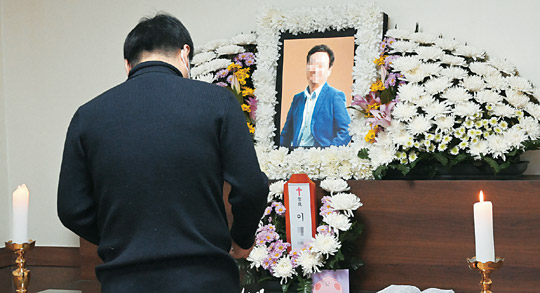 13일 오전 이재명 더불어민주당 대선 후보의 변호사 비용 대납 의혹을 폭로한 이모 씨의 유족이 서울 양천구 신월동 메디힐병원 장례식장에 마련된 빈소에서 제단을 정리하고 있다. 신창섭 기자
