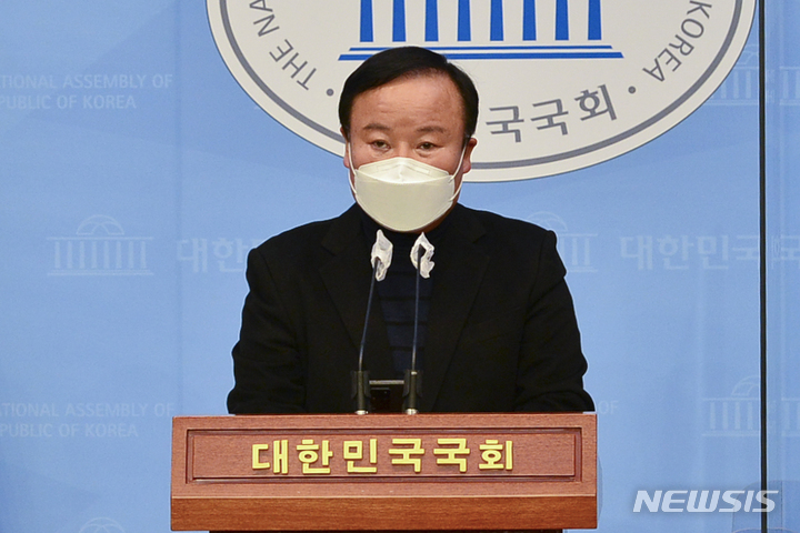 [서울=뉴시스] 최진석 기자 = 김재원 국민의힘 클린선거전략본부장이 5일 서울 여의도 국회에서 도이치모터스 관련 공정한 수사를 촉구하는 기자회견을 하고 있다. (공동취재사진) 2021.12.05.