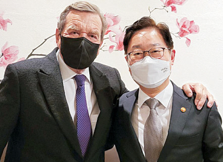 독일을 방문 중인 박범계 법무부 장관이 13일 하노버에서 게르하르트 슈뢰더 전 독일 총리와 만나 기념사진을 찍고 있다.  법무부 제공