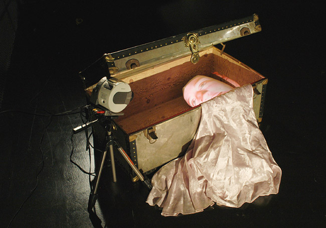 토니 오슬러의 1996년작 ‘여보세요?(Hello?)’는 쿠션 커버에 사람 이미지가 투사돼 입이 움직이며 말을 한다.