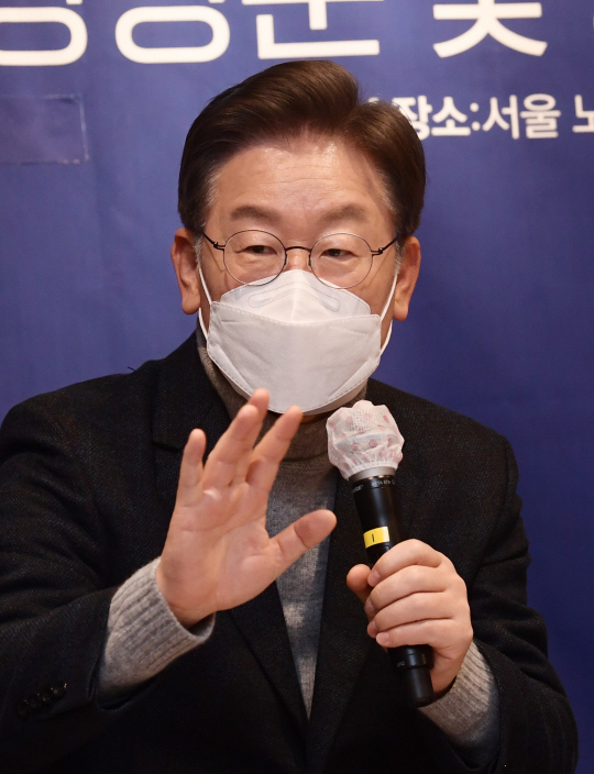 이재명 더불어민주당 대선 후보가 13일 서울 노원구 더숲에서 열린 타운홀 미팅 정책 간담회에서 재건축·재개발 공약에 대해 설명하고 있다. 국회사진기자단