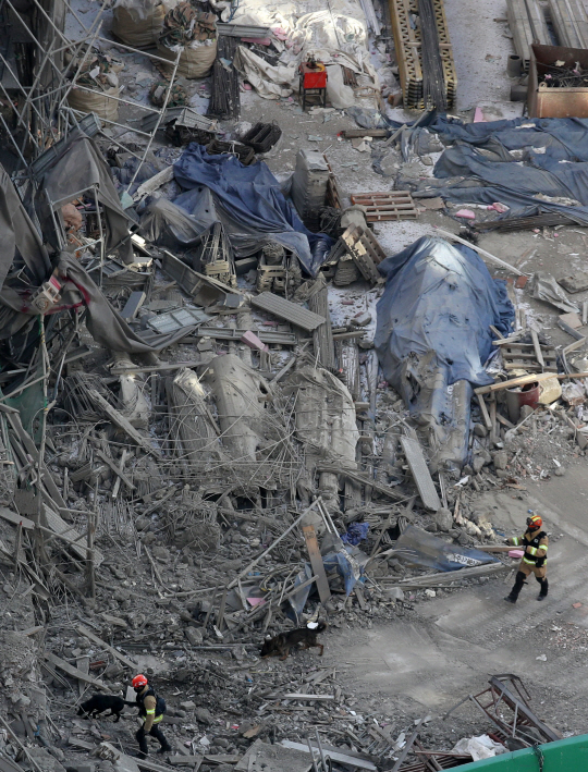 광주 서구 신축 주상복합아파트 붕괴사고 나흘째인 14일 오전 구조견이 현장에서 실종자 수색을 하고 있다.  연합뉴스