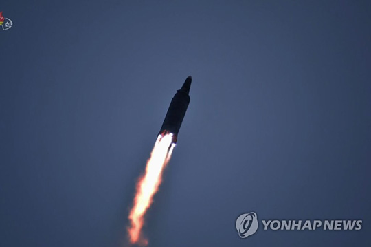 (서울=연합뉴스) 지난 11일 북한에서 발사한 극초음속미사일이 비행하는 모습을 조선중앙TV가 12일 보도했다. 발사 장소는 자강도로 알려졌다. [조선중앙TV 화면] 2022.1.12 [국내에서만 사용가능. 재배포 금지. For Use Only in the Republic of Korea. No Redistribution]
