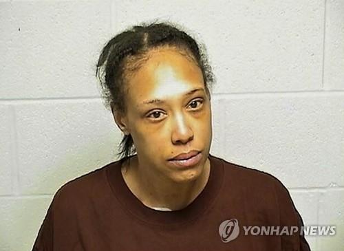 (노스시카고[미 일리노이주] AP=연합뉴스) 6세 아들을 찬물샤워로 체벌하다 숨지자 쓰레기봉투에 담아 버린 혐의를 받는 미국 일리노이주 노스시카고 주민 재니 페리. 법원은 페리에게 보석금 500만 달러를 책정해 수감했다. 2022.1.14